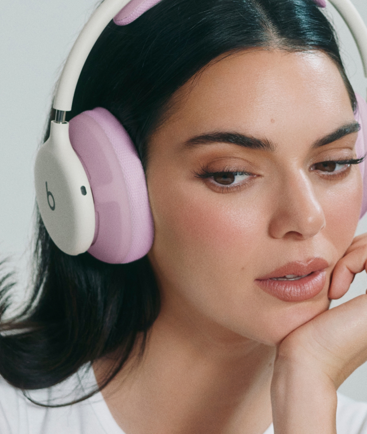 Kendall Jenner wearing Beats 360 headphones in Cloud frame with Performance Knit Cushion Kit in Pink