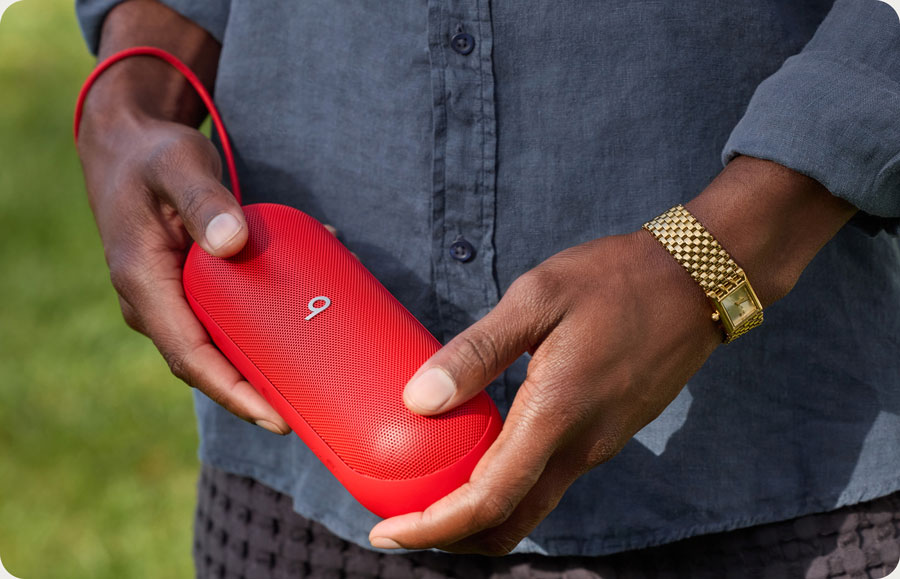 Person holding the Beats Pill